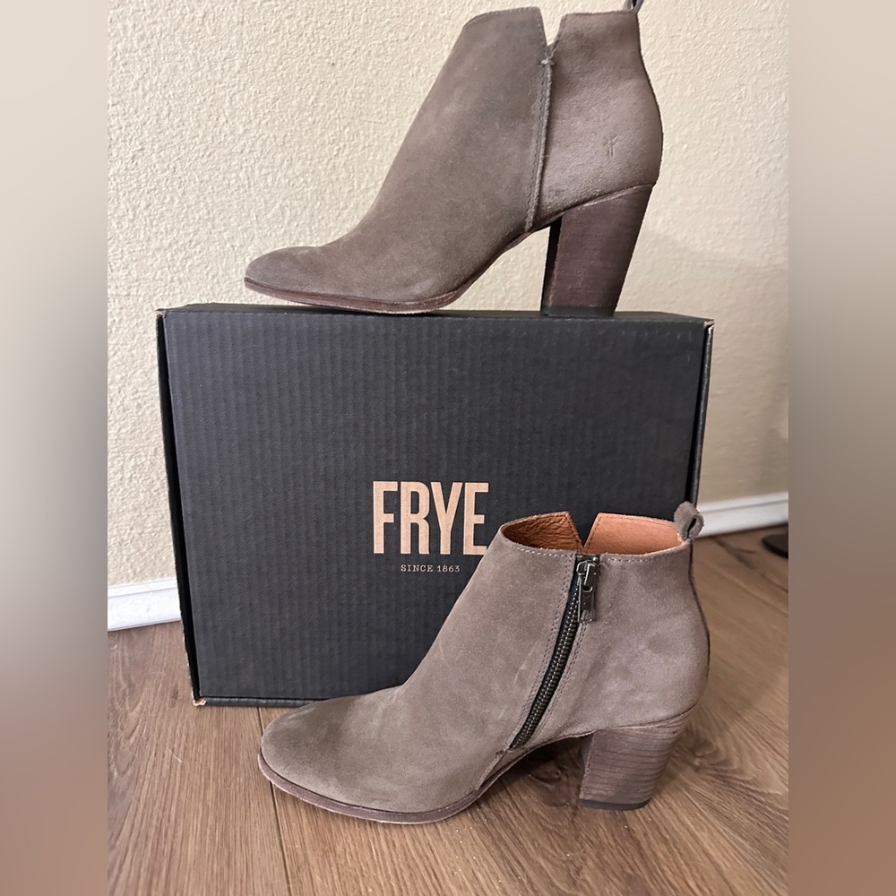 Frye Meghan Ankle Booties in Elephant Gray size 9